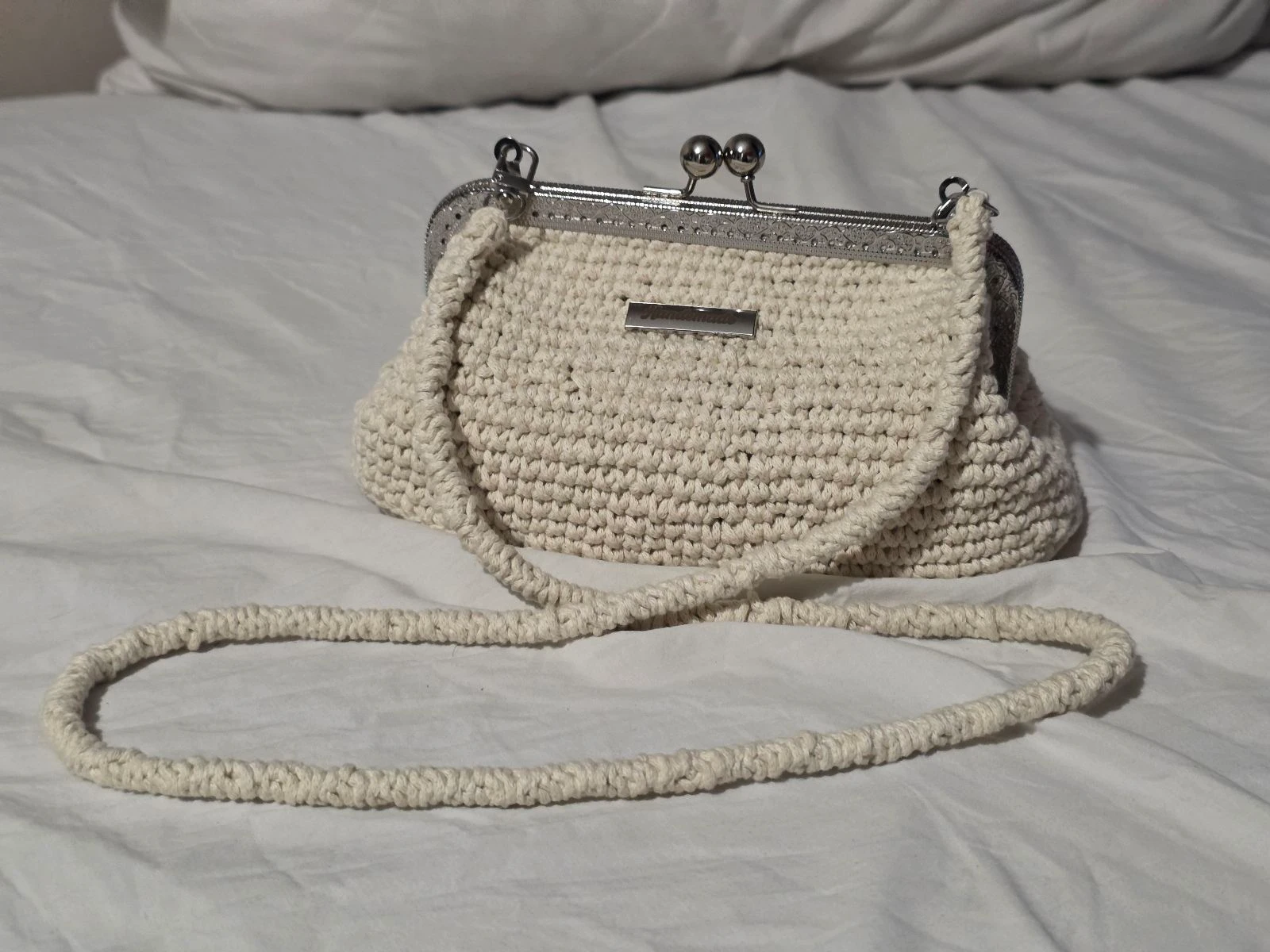 ​Petit sac clutch blanc fait main au crochet avec fermoir rétro et bandoulière